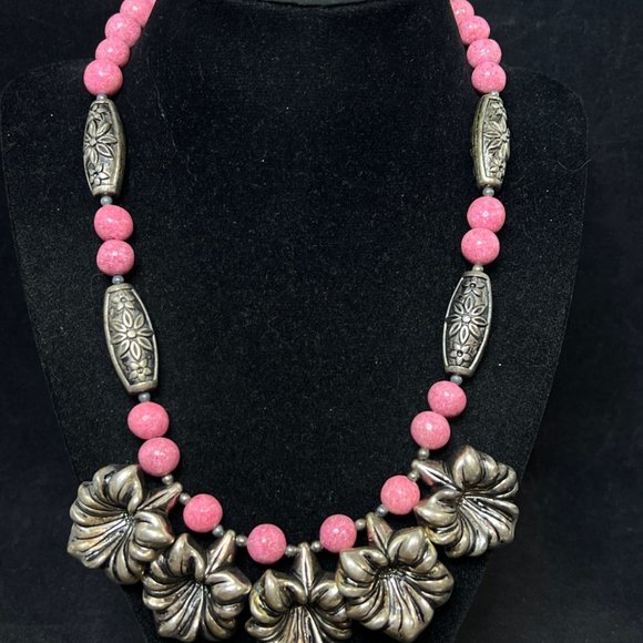 Chunky Pink Beads And Silver Tone Flowers Necklace & Pierced Earrings Set (4275) - Picture 2 of 9